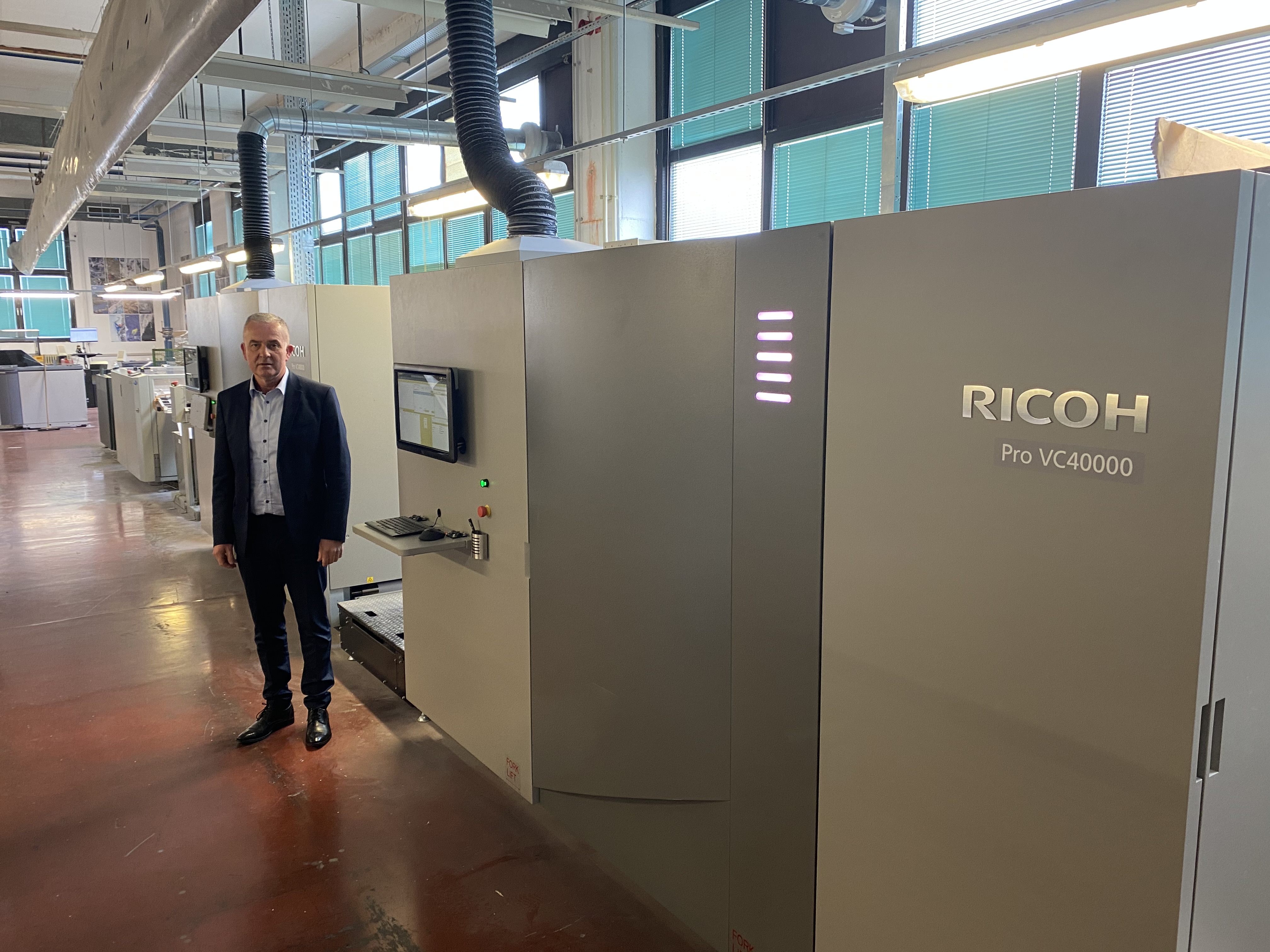 Generálny riaditeľ Slovinskej pošty Vili Hribernik sa zameriava na nové oblasti s druhým zariadením Ricoh Pro VC40000.